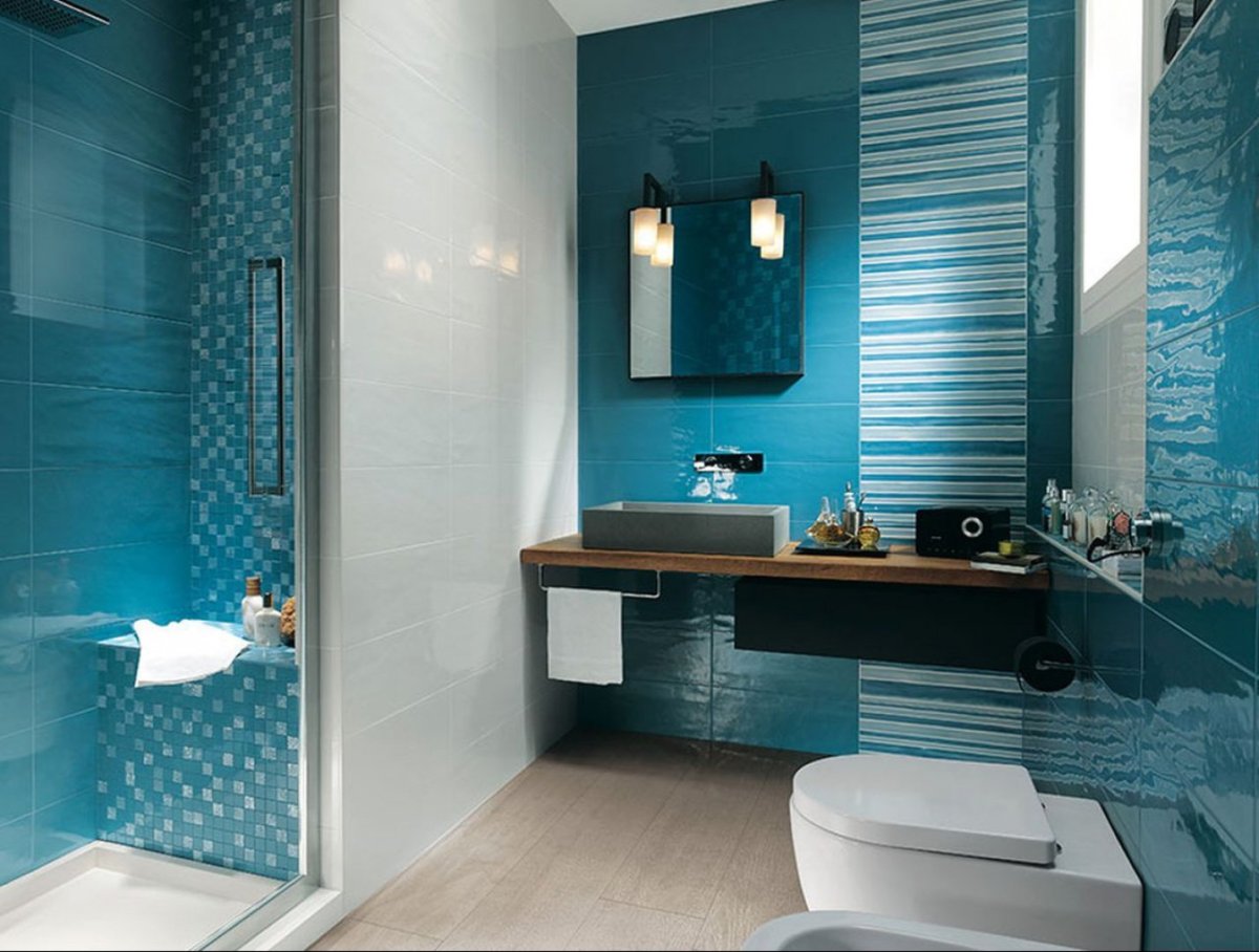 Ванная белая и бирюзовая плитка