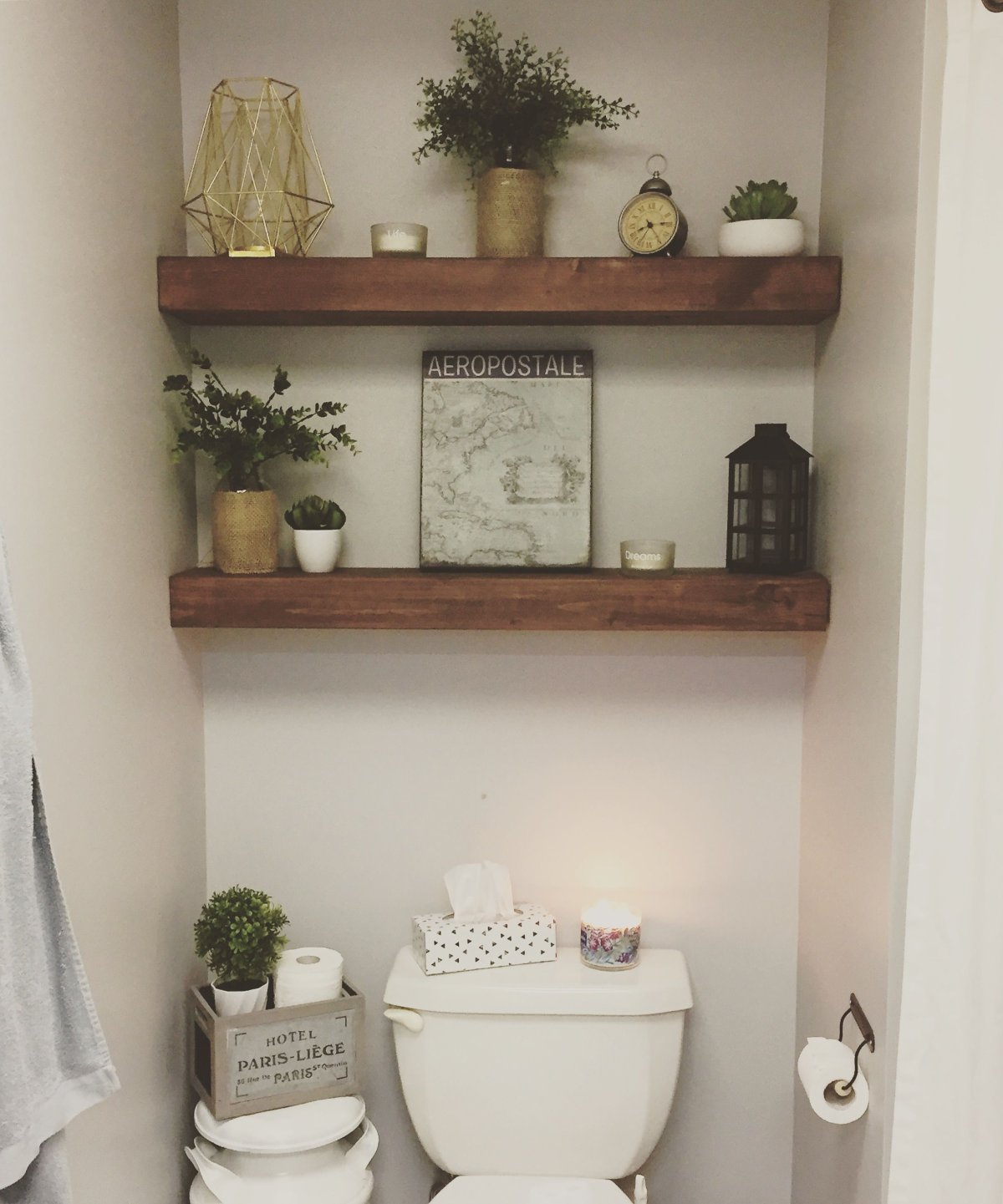 Открытые полки в ванной комнате