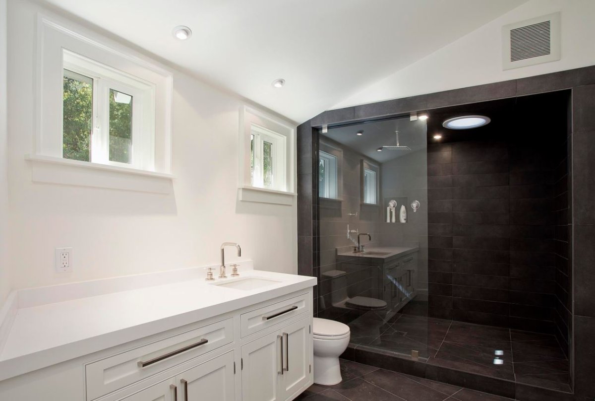 Черно белый пол в ванной