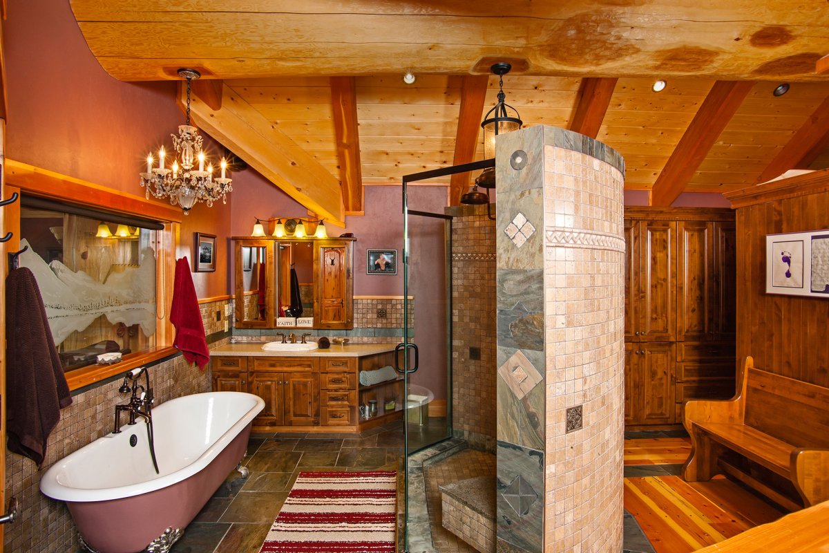 Ванная комната дома из бревна
