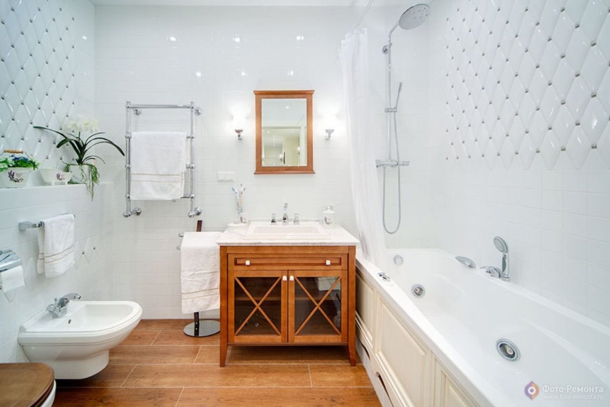 Ванная с белой плиткой