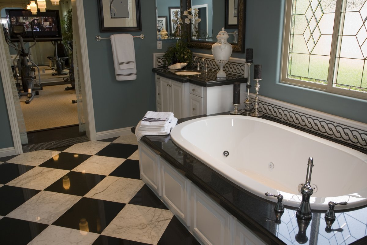 Шахматная плитка в ванной