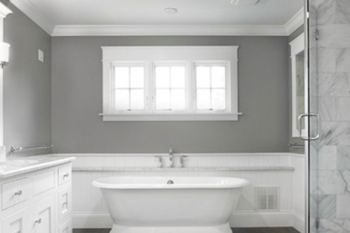 Ванна с деревянным полом в классическом стиле