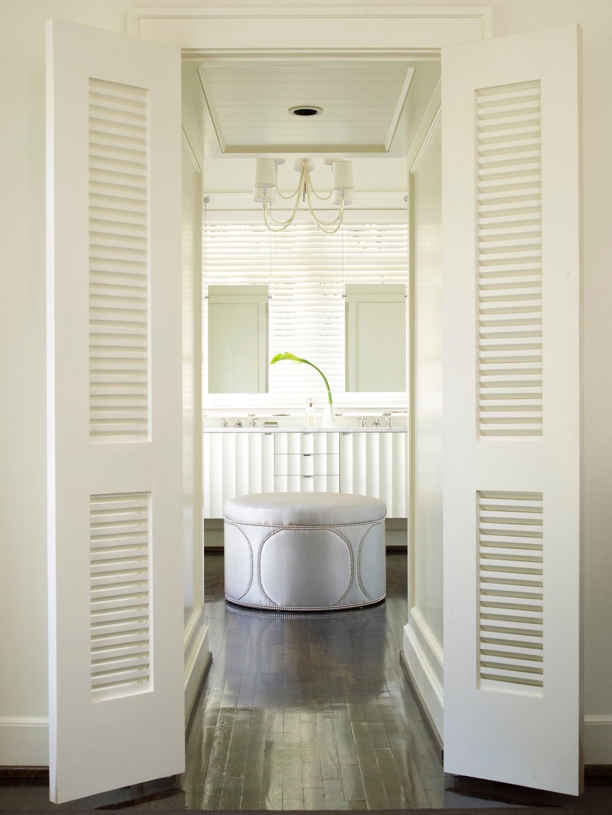 Шкаф в ванную с жалюзийными дверцами