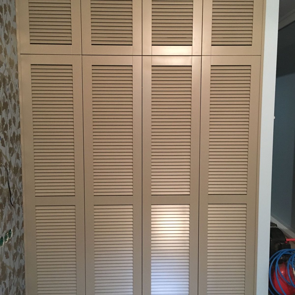 Шкаф с дверями жалюзи