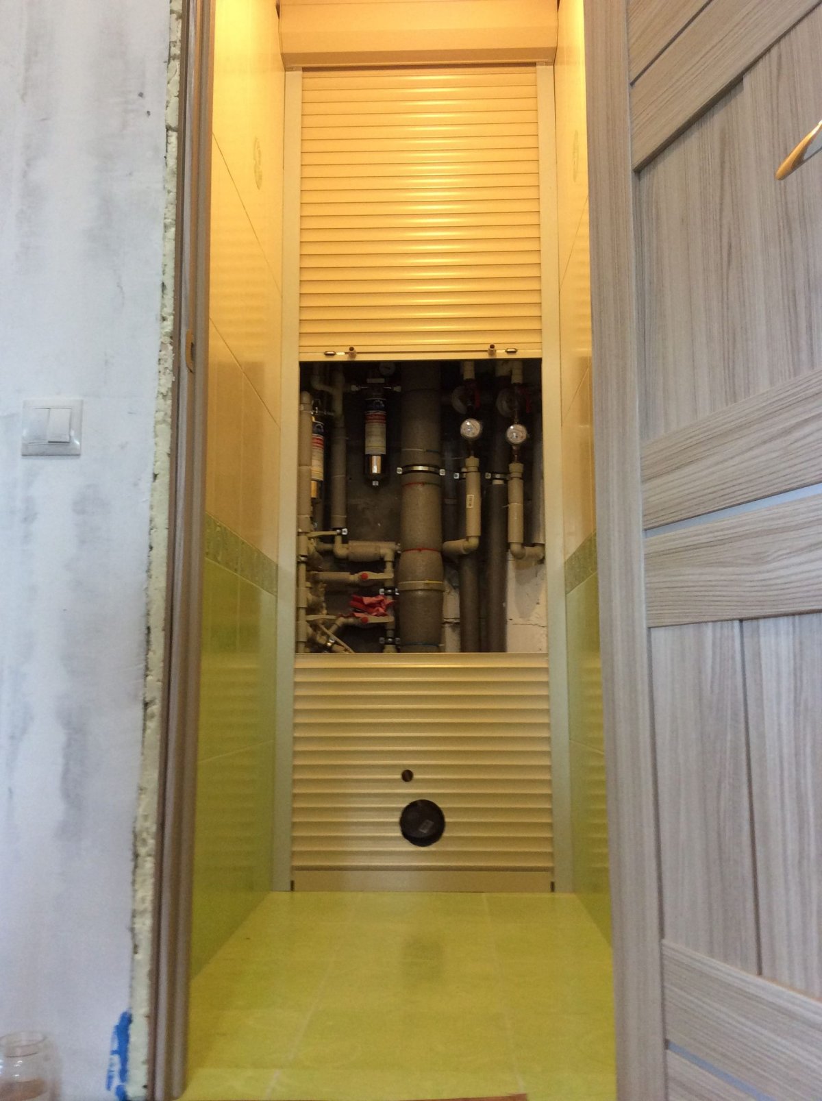 Шкаф в туалете над унитазом