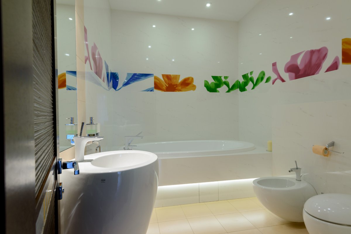 Витражное окно в ванной комнате