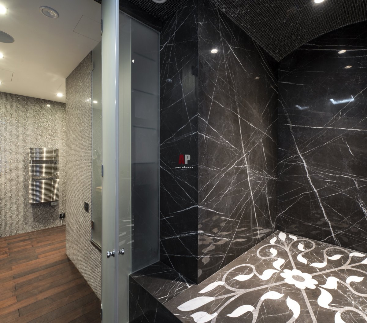 Черная мраморная плитка в коридоре