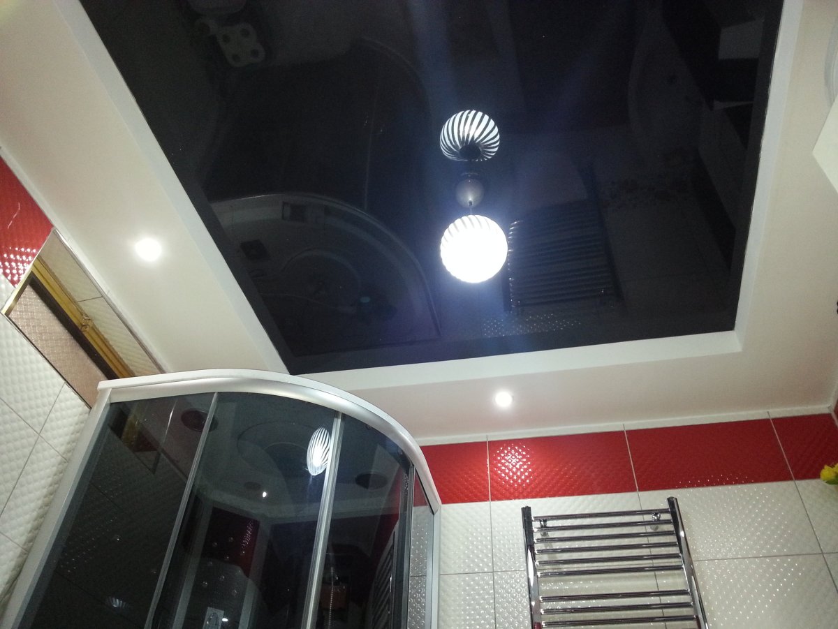 Черный глянцевый натяжной потолок в ванной