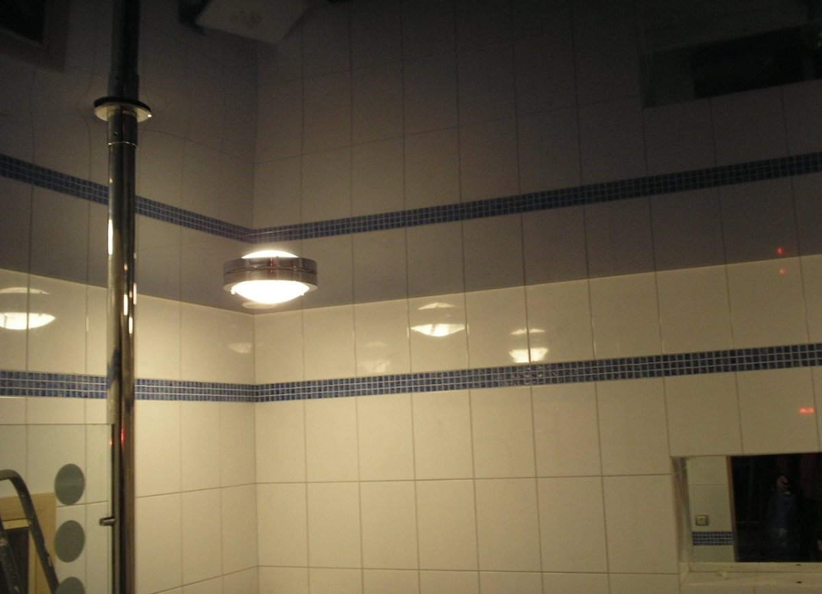 Черный глянцевый потолок в ванной