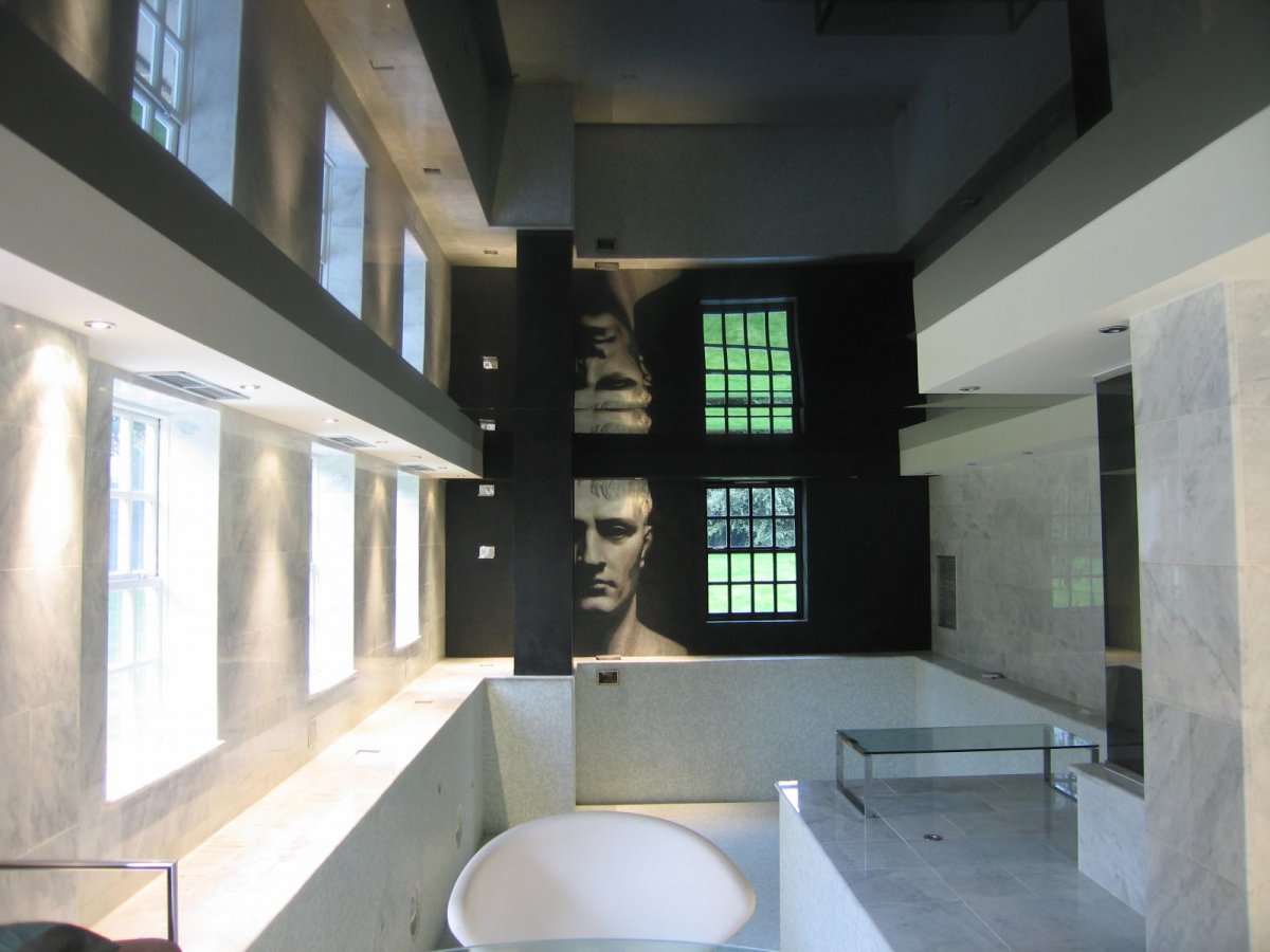 Натяжной потолок черный зеркальный