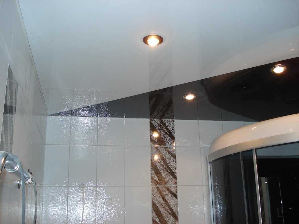 Комбинированный потолок в ванной комнате