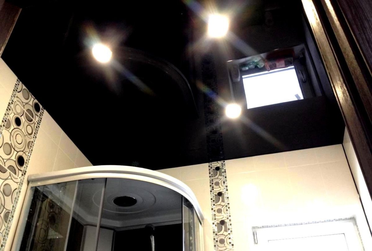 Черный глянцевый натяжной потолок в ванной