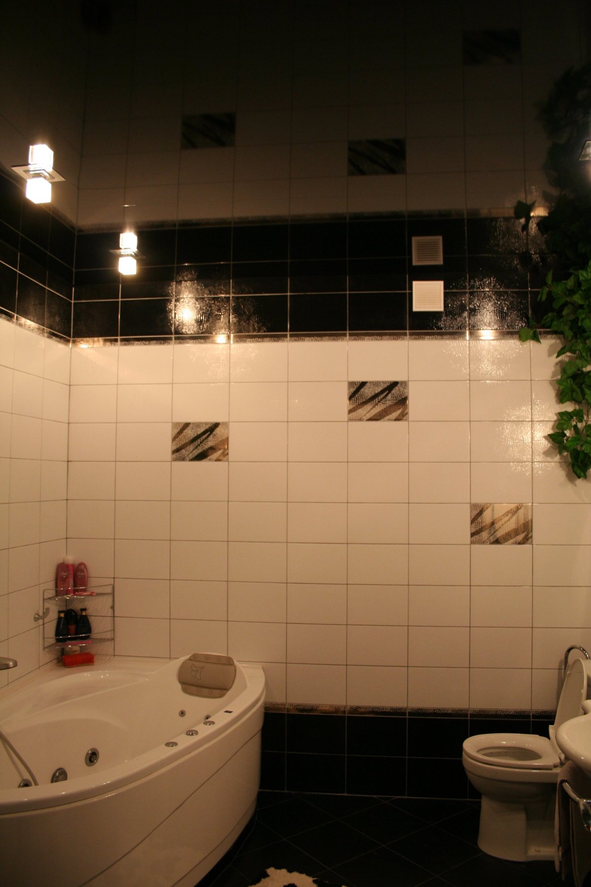 Черный глянцевый потолок в ванной