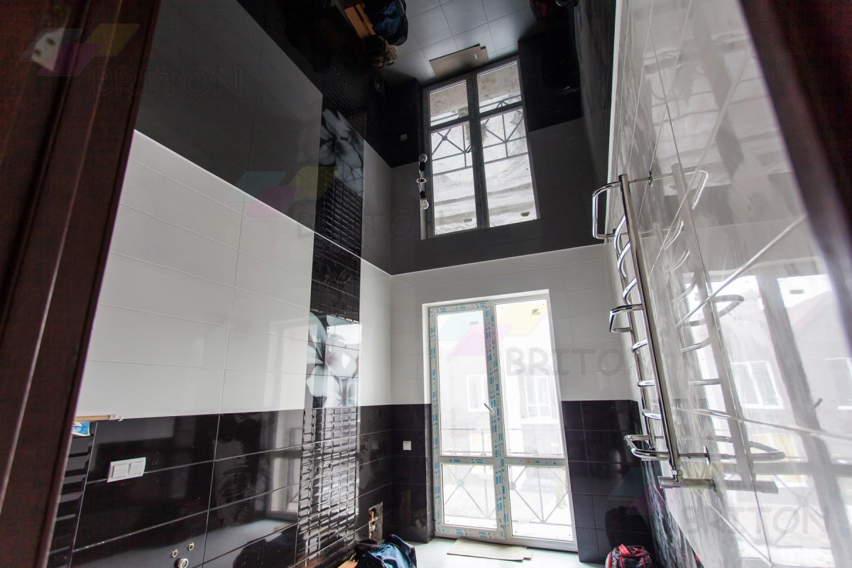 Потолок с черными светильниками