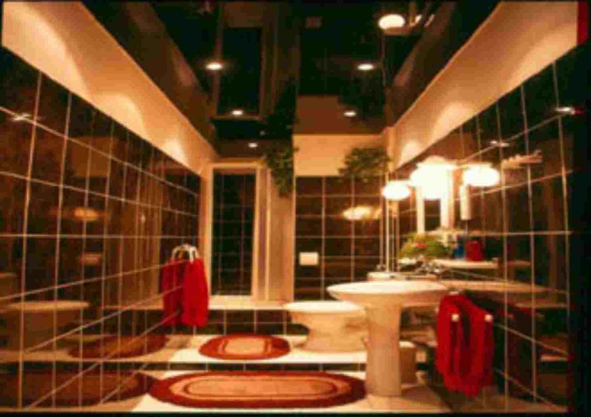 Темный натяжной потолок в ванной