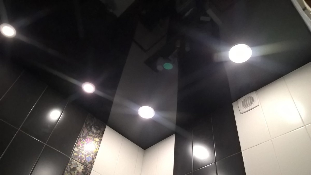 Черный глянцевый потолок в ванной