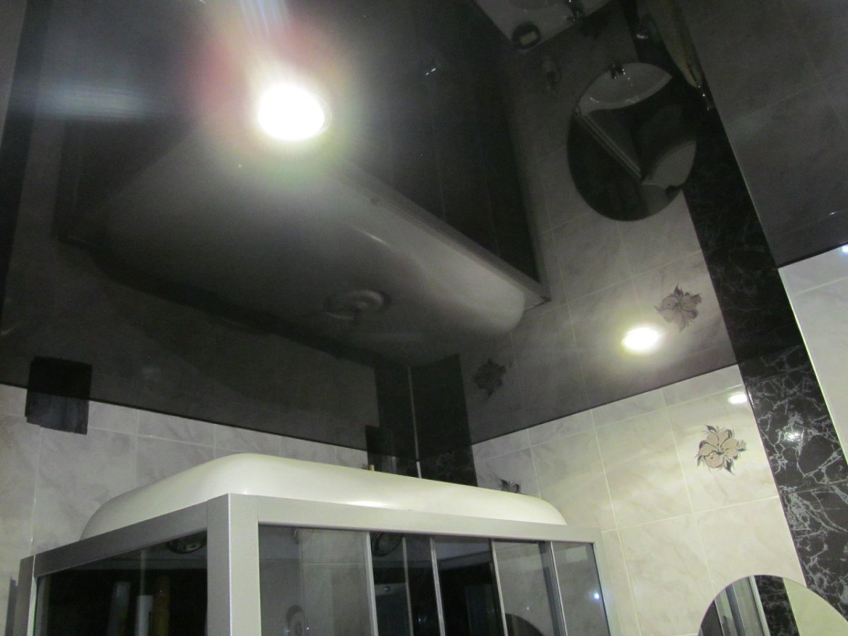 Натяжной потолок в ванной