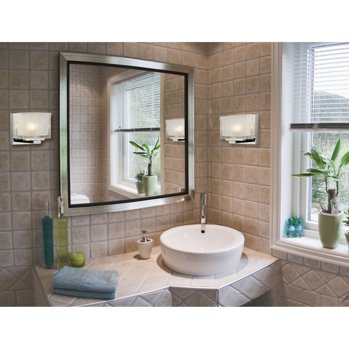 Интерьер ванной с окном