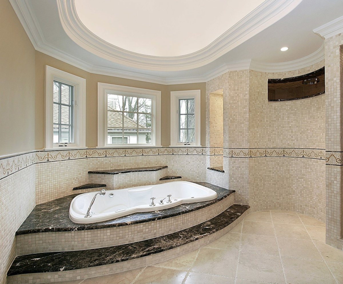 Ванная со ступенями