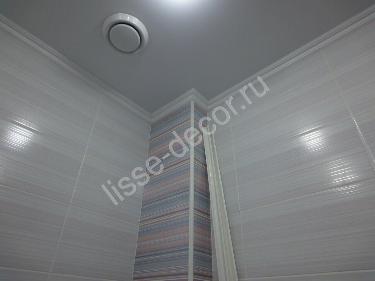 Плинтус в ванной на потолке