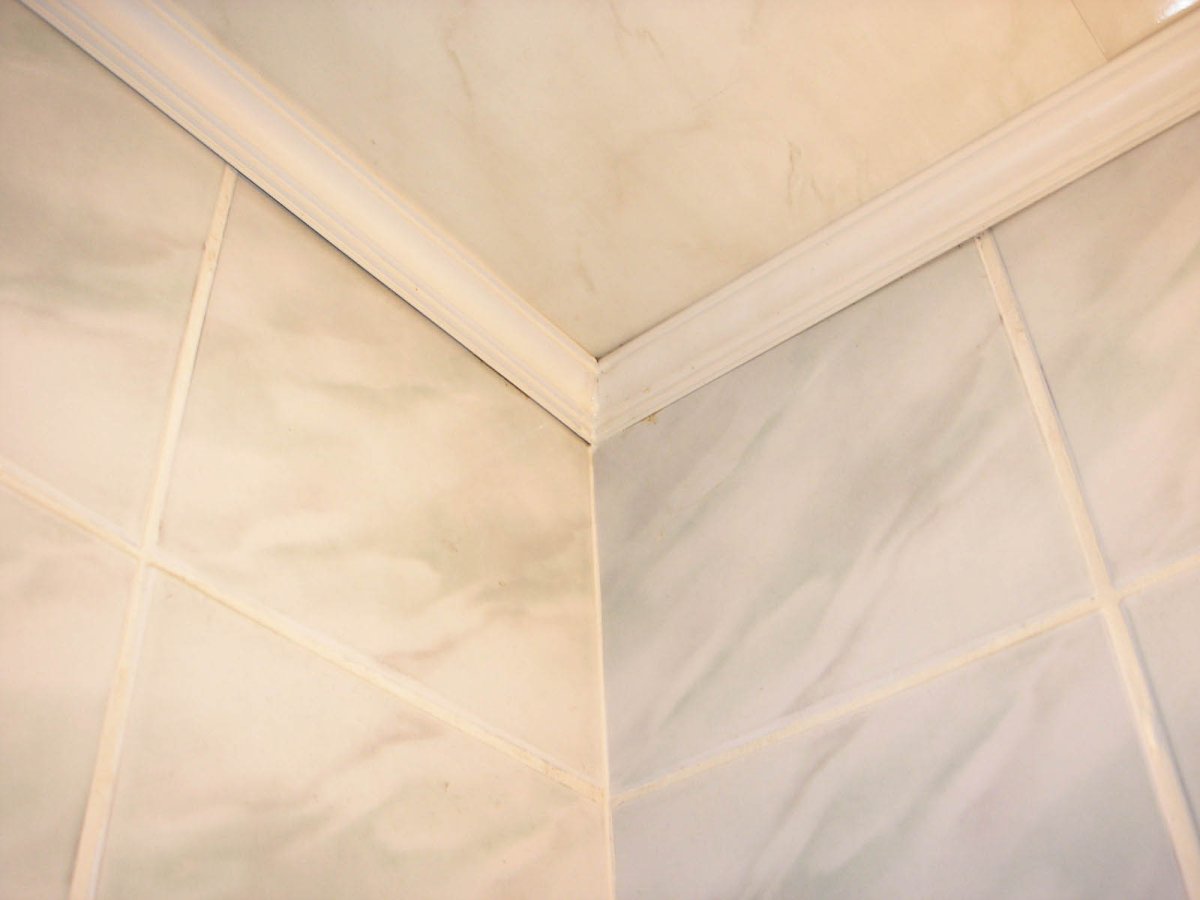 Поточный плинтус для ванной