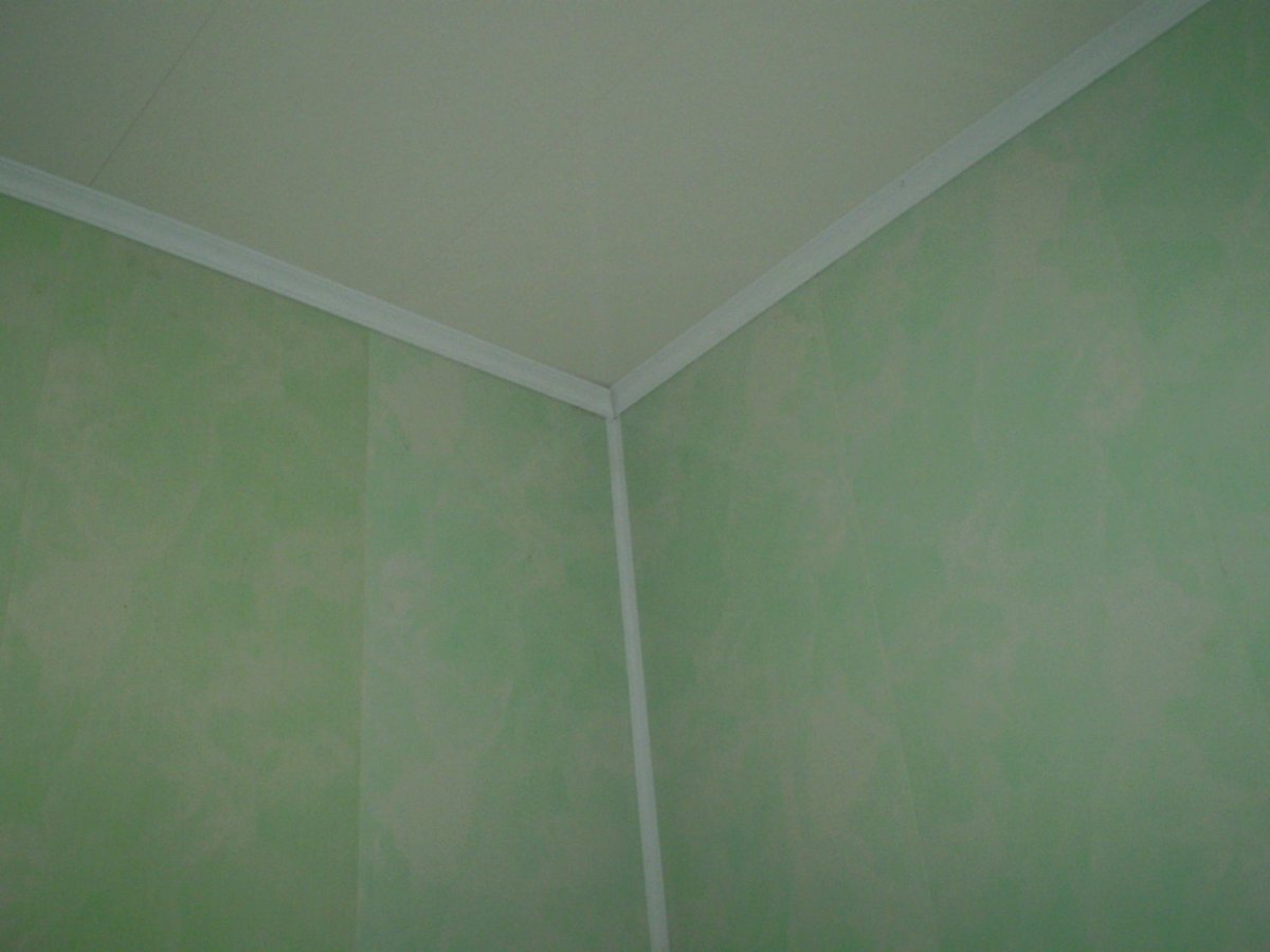 Потолочный плинтус на мансарде