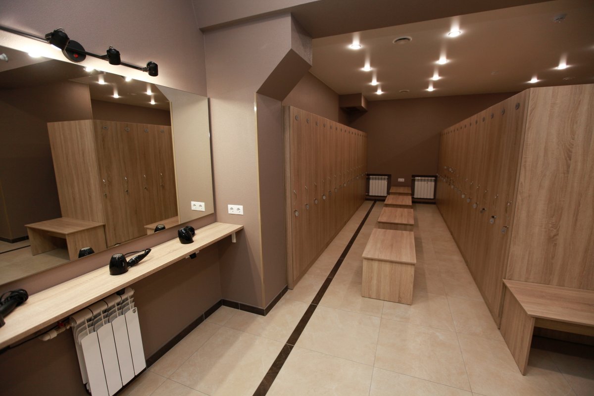 Интерьер раздевалки в бассейне