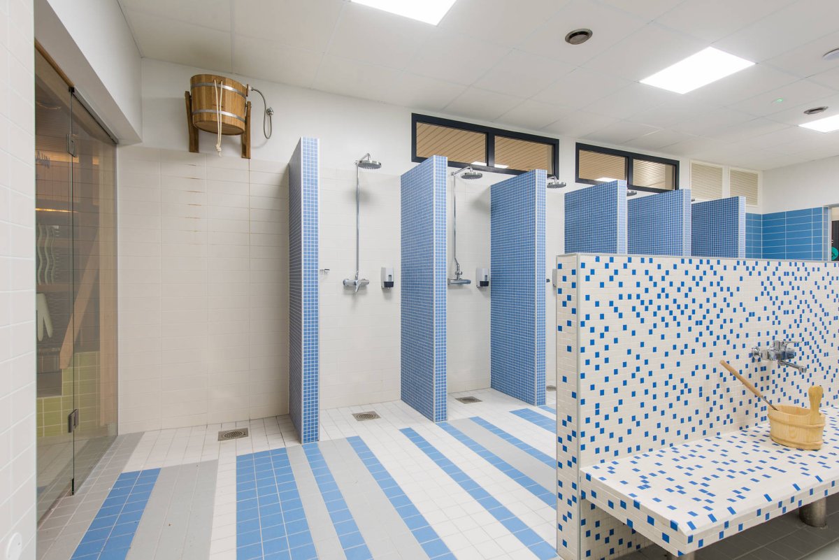 Раздевалка и душевая в бассейне