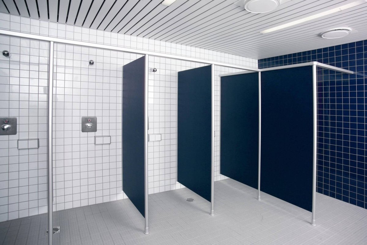 Душевые перегородки в общественных душевых