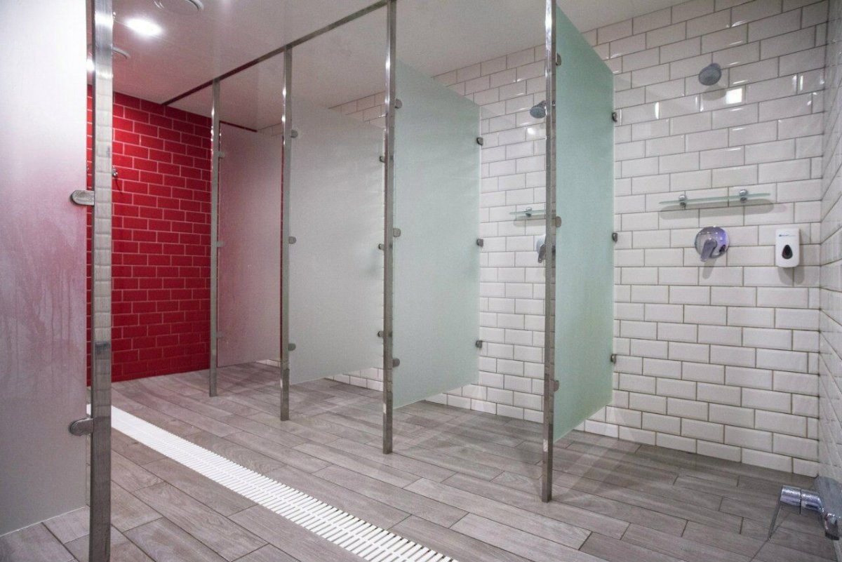Душевая комната в школе