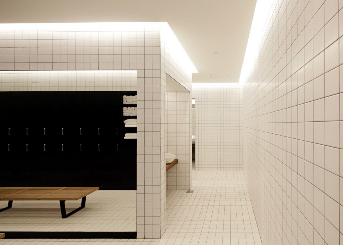 Душевые в раздевалках тренажерного зала