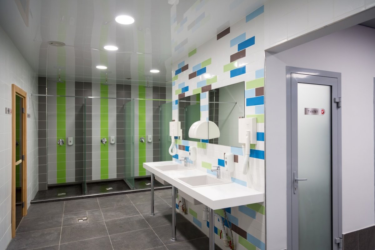 Стеклянные душевые в спортзале