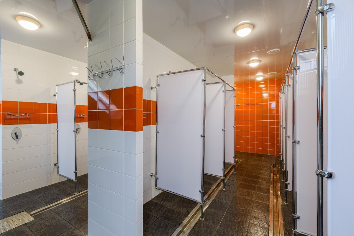 Душевые в школьных спортзалах