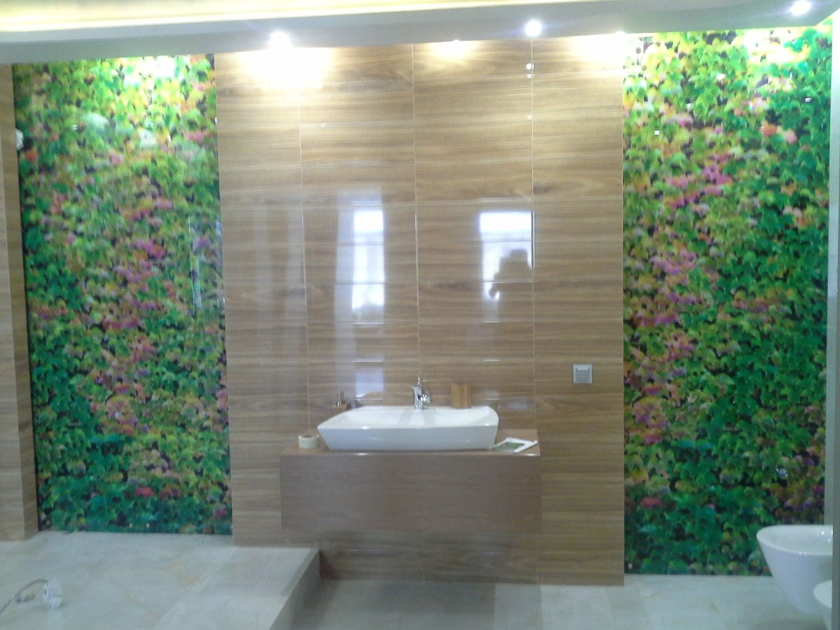 Стеклянные панели в ванную комнату