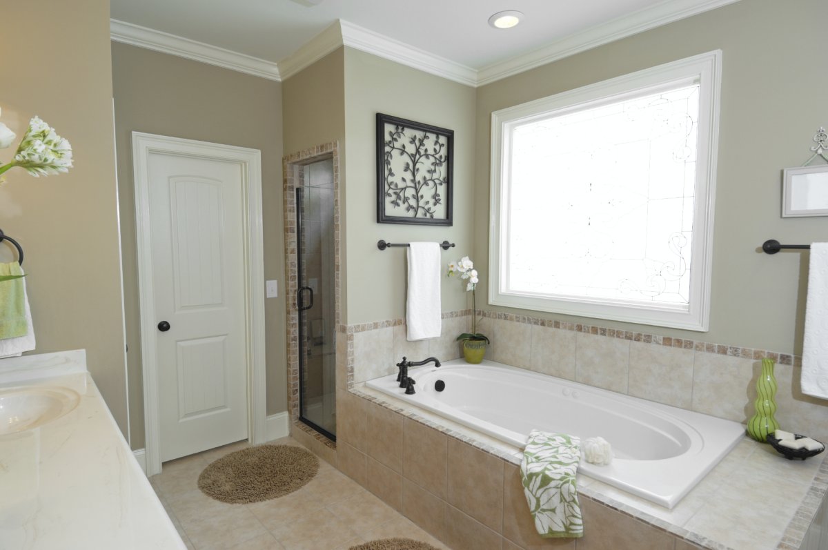 Декор окна в ванной комнате