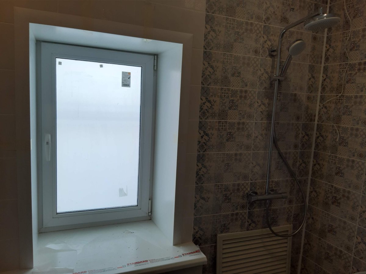 Пластиковое окно в ванной комнате