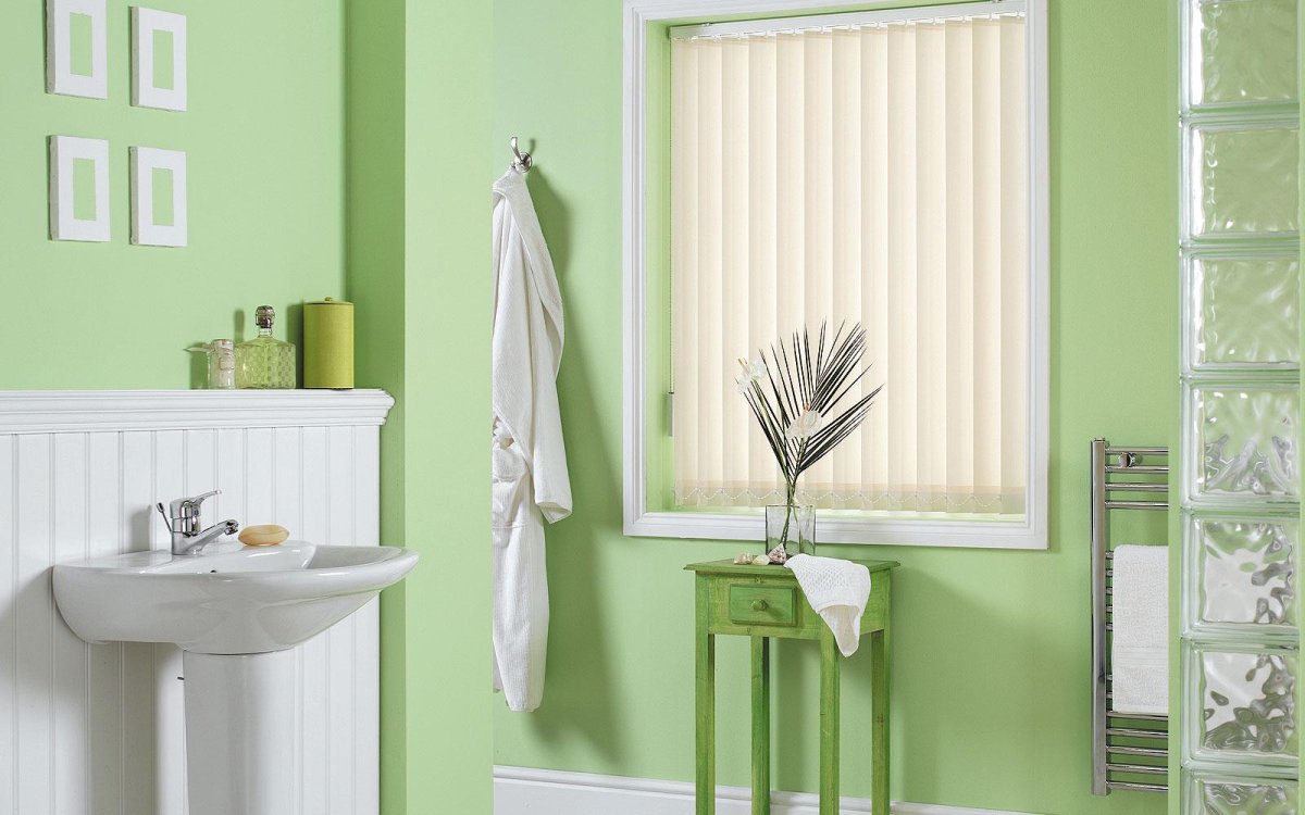 Ванная комната с окном