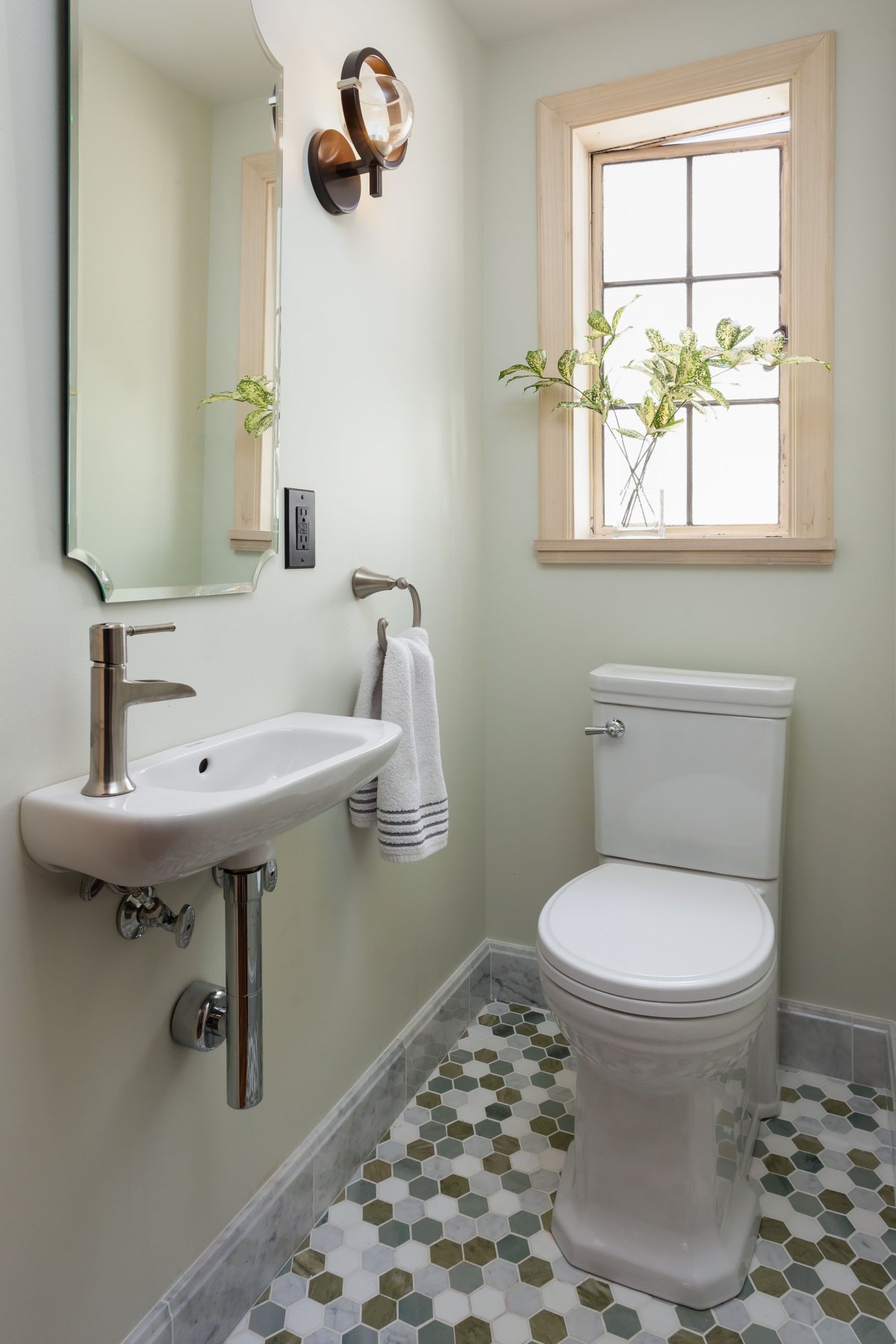 Туалет с окрашенными стенами