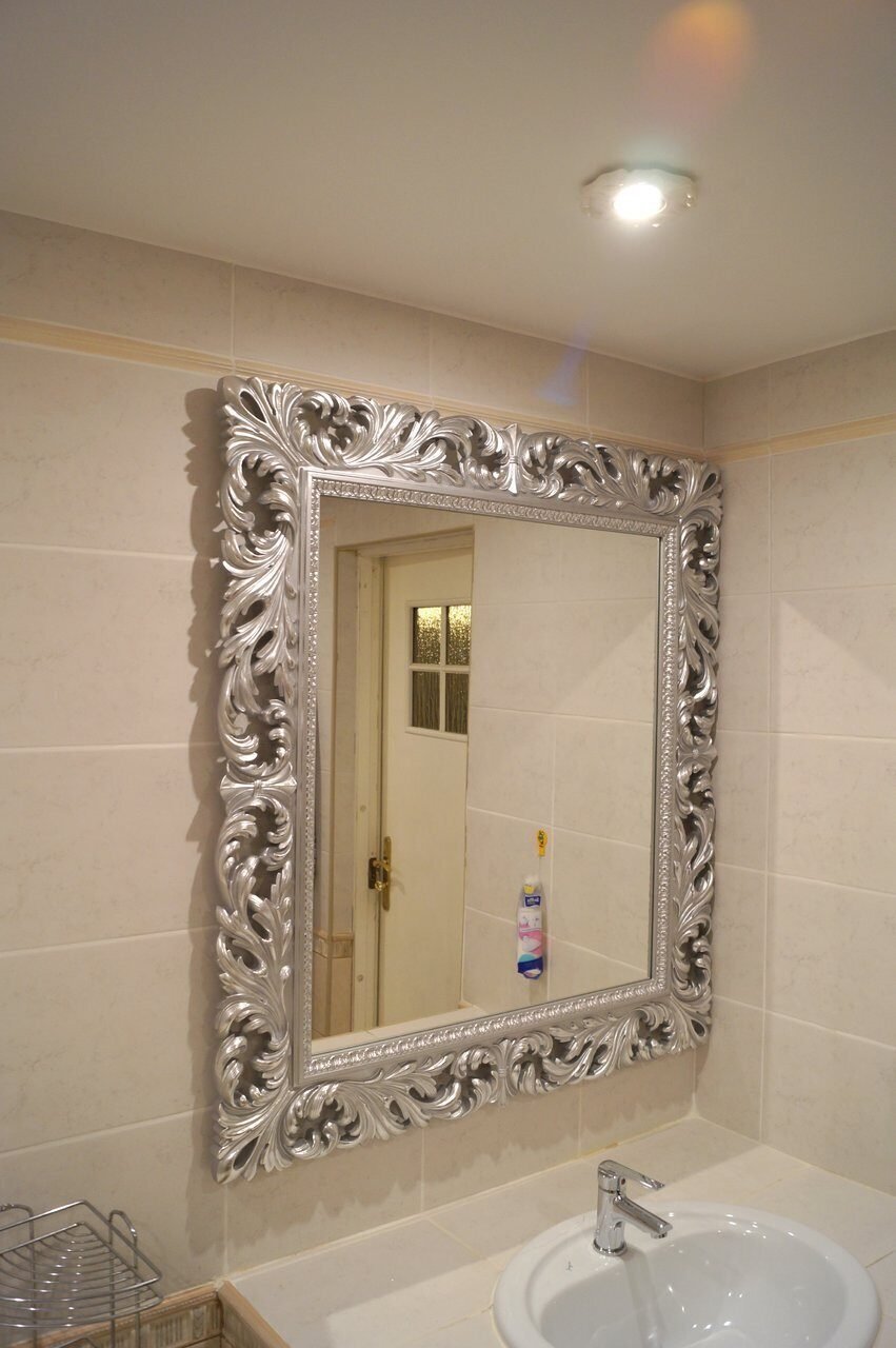 Зеркало в рамке в ванной. Зеркало в ванную. Красивые зеркала в ванную. Зеркало в багете для ванной комнаты. Зеркало в раме в ванную комнату.