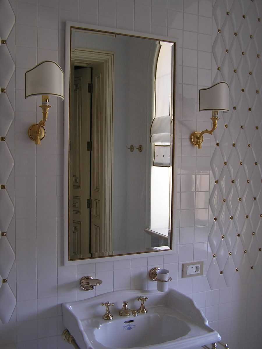 Зеркало в рамке в ванной. Зеркало в ванную. Красивые зеркала в ванную. Зеркала с фацетом в ванной комнате. Большое зеркало в ванную.