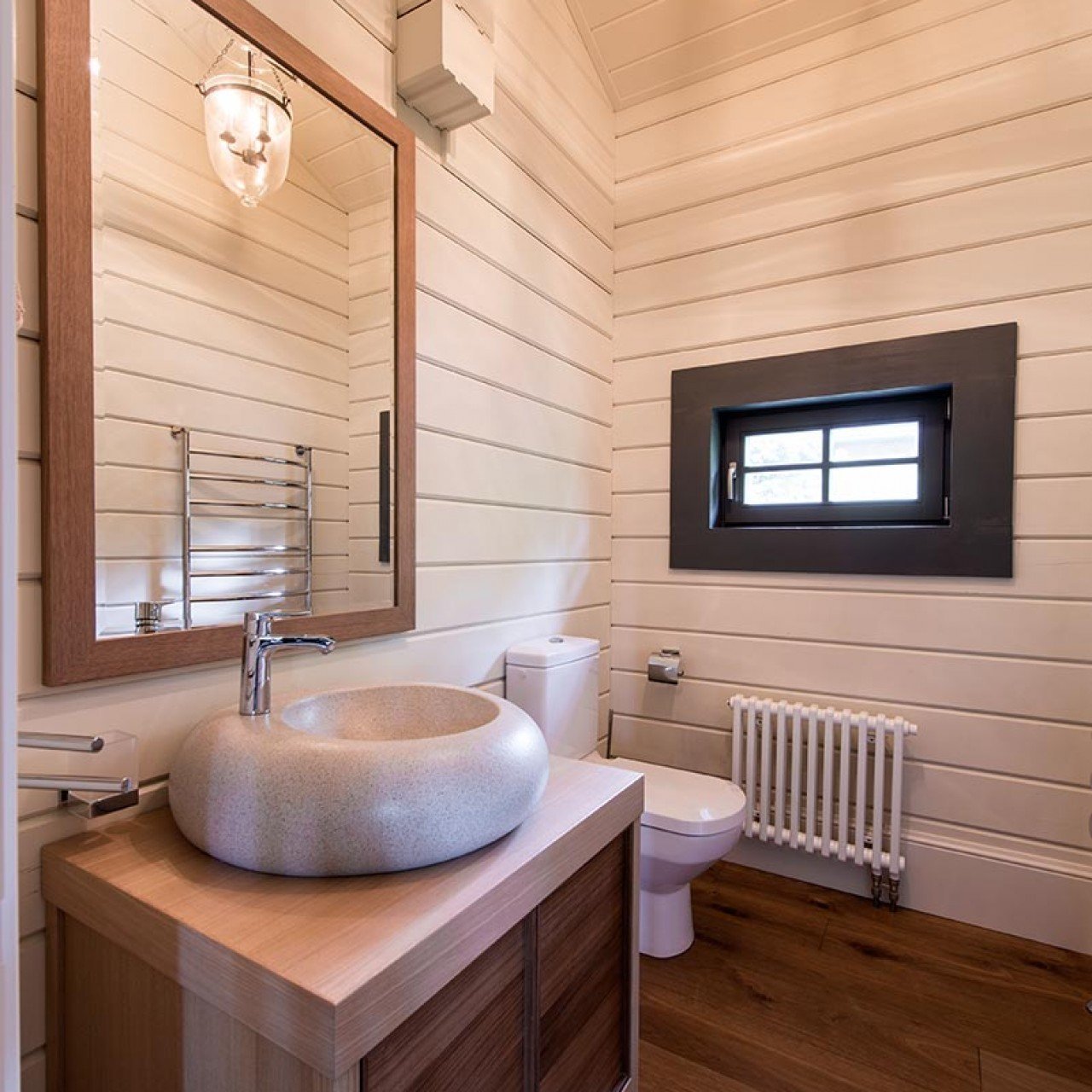 Современные интерьеры санузлов в деревянном доме - дизайны ванных и туалетов