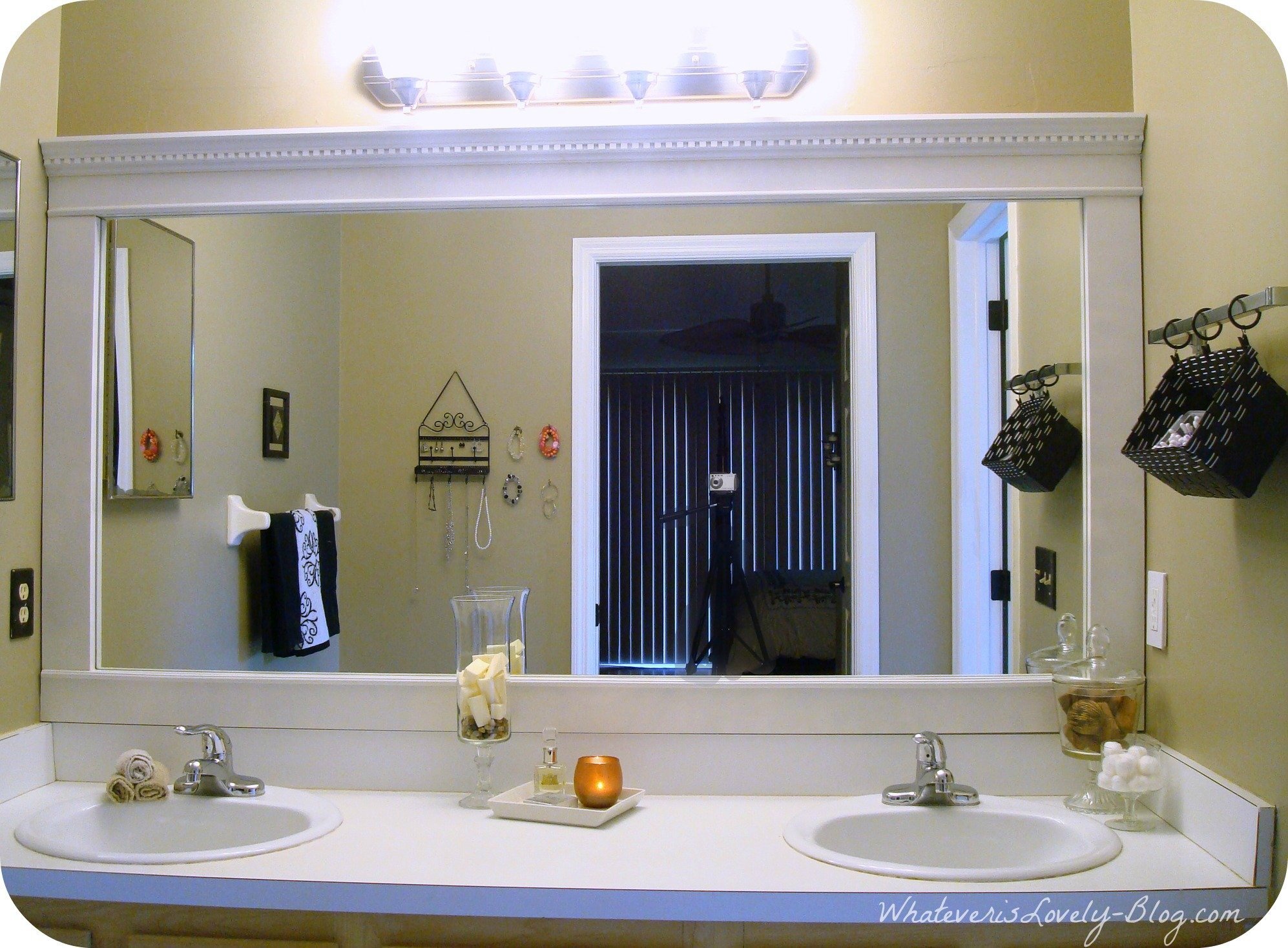With mirror view. Зеркало в ванную. Большое зеркало в ванной комнате. Ванная комната с большим зеркалом. Интерьерные зеркала в ванную.