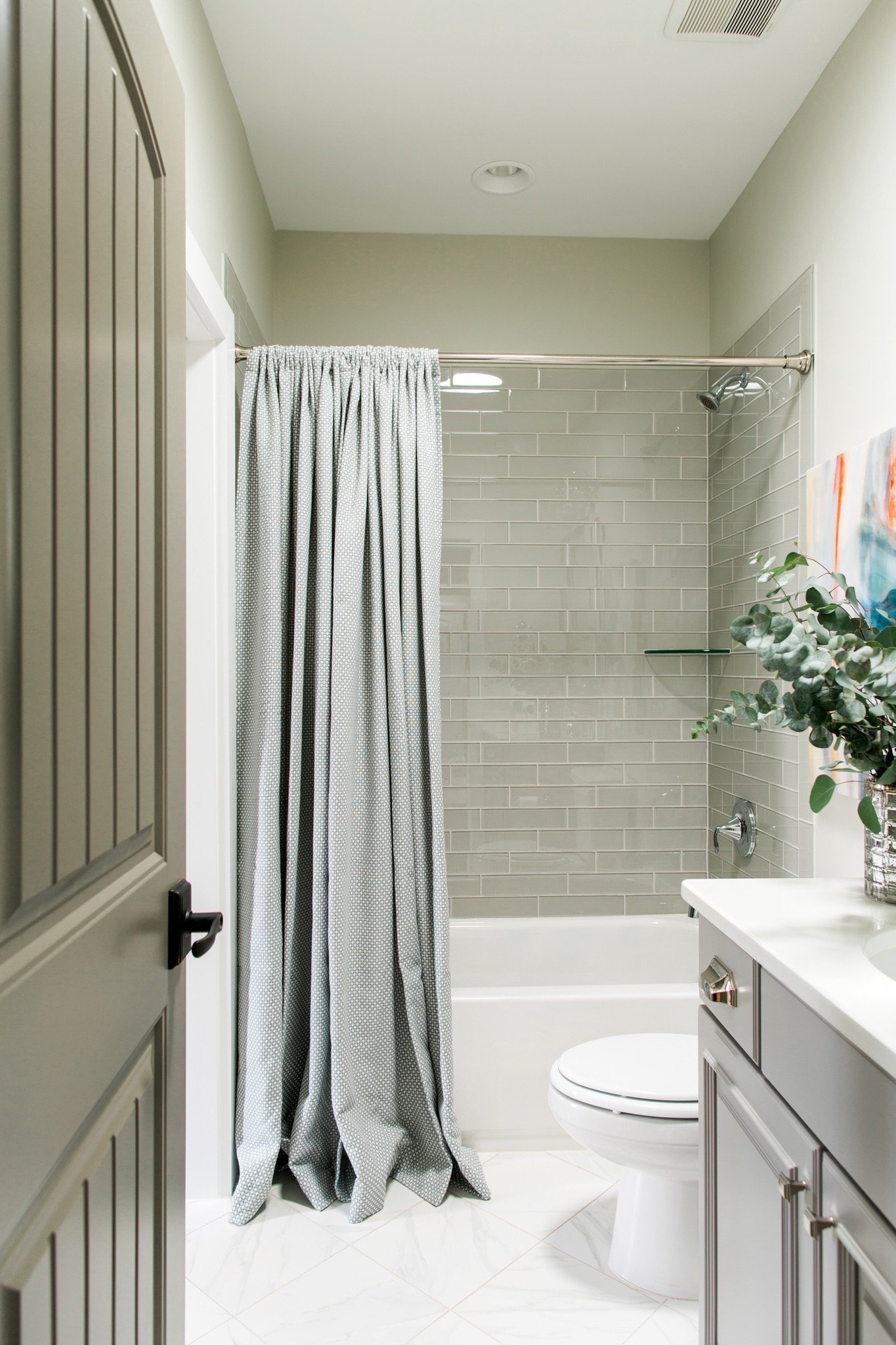 Шторка ванной фото. Aima Design шторы для ванной. Душевая с занавеской. Душевая кабина со шторой. Ванная комната с ЭО шторами.