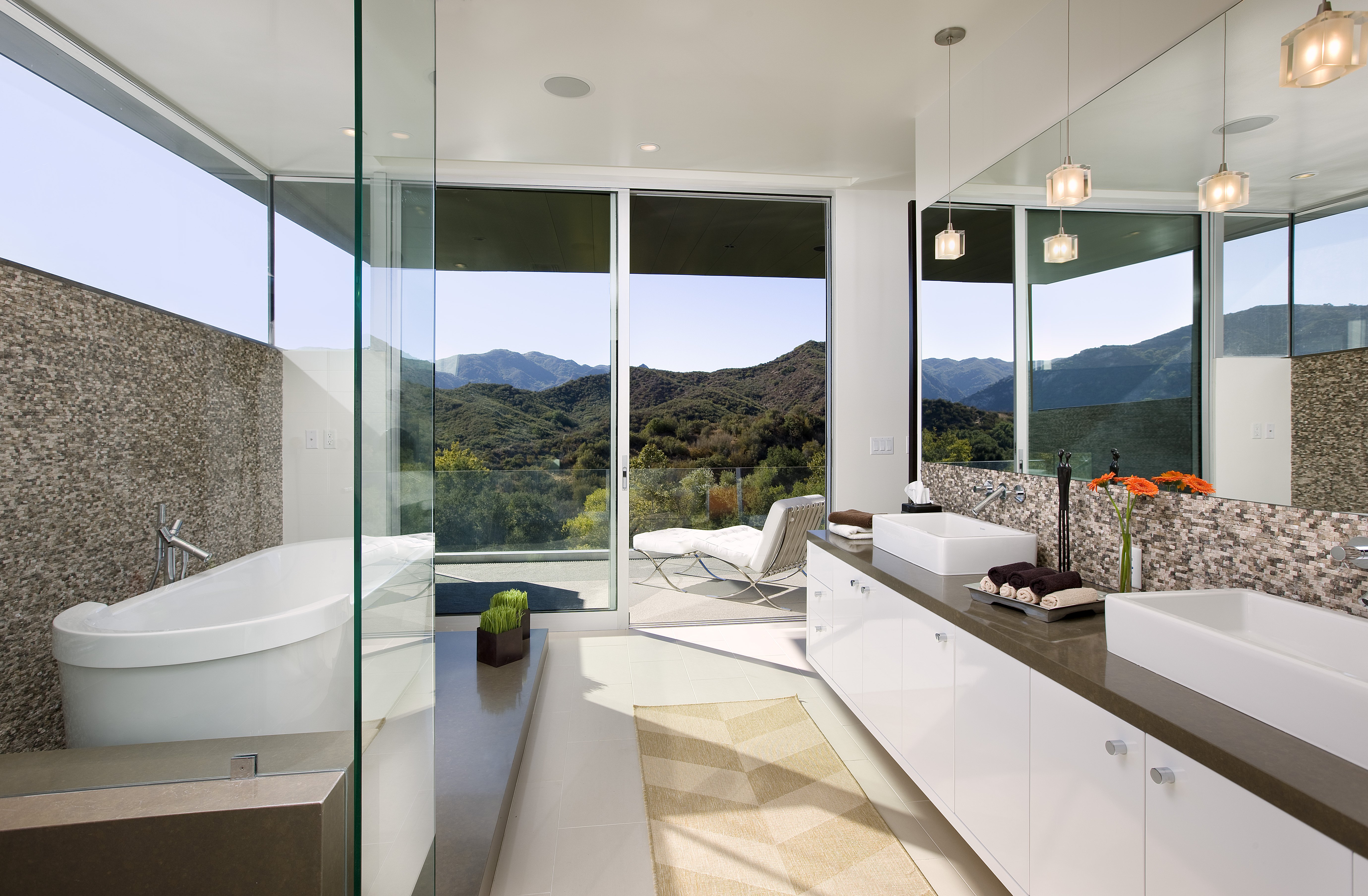 Ванна с большим окном. Красивые Ванные комнаты. Ванная с видом на горы. Ванная комната с панорамным окном. Ванные с большими окнами.