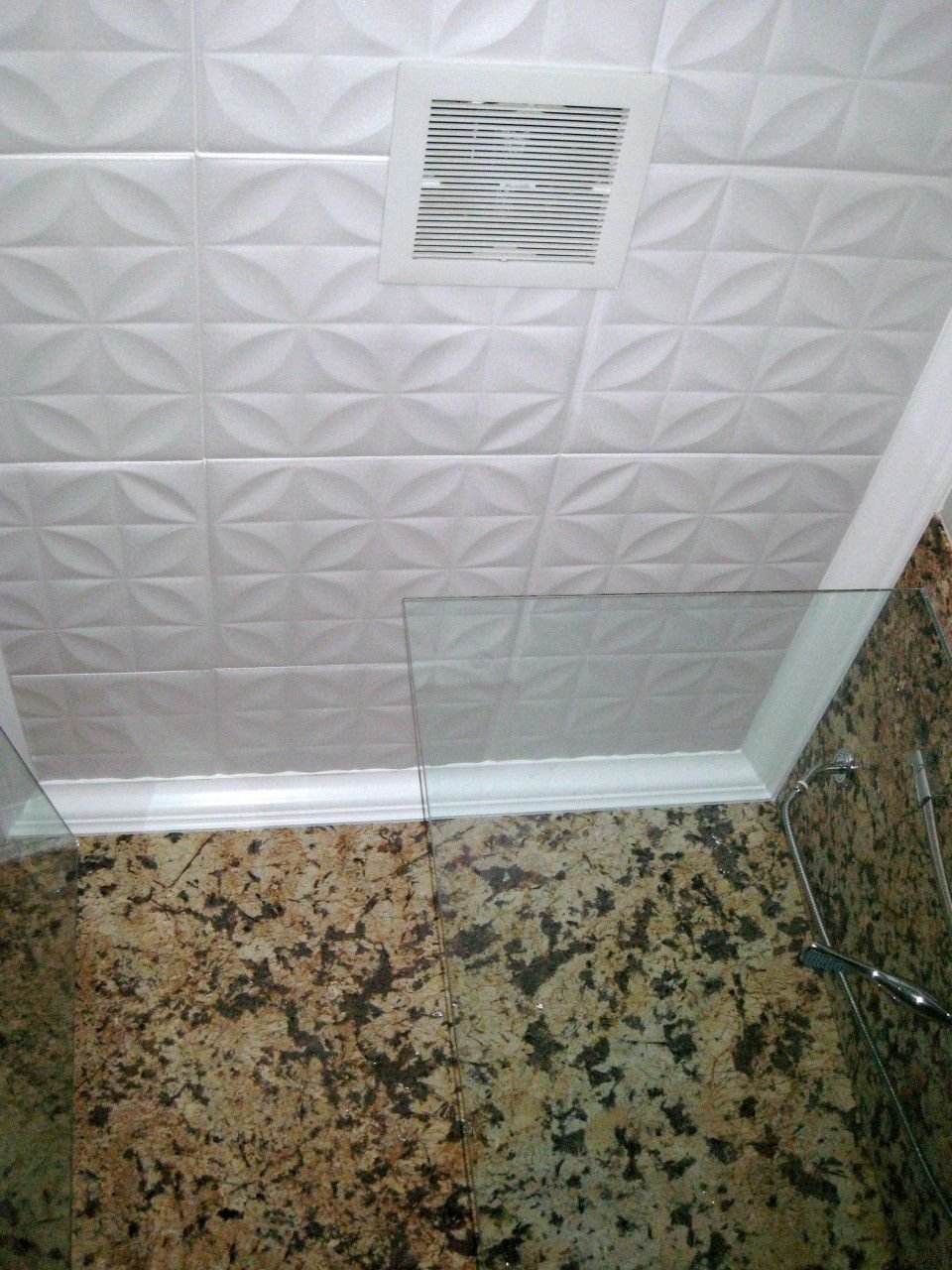 Потолок плитка в ванной комнате. Потолочная плитка стироформ 563. Плитка потолочная ПВХ 50 на 50. Плитка на потолок. Потолок в ванной.