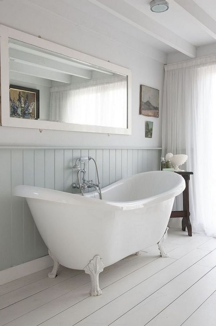 Бело деревянная ванная