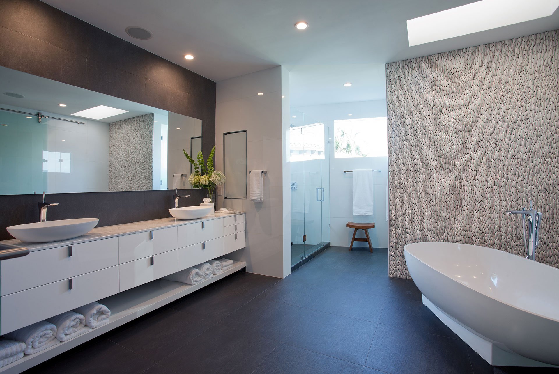 Современная ванная 2023. Современная ванная комната. Большая ванная комната в современном стиле. Дизайн ванной в современном стиле. Ванна в стиле Техно.