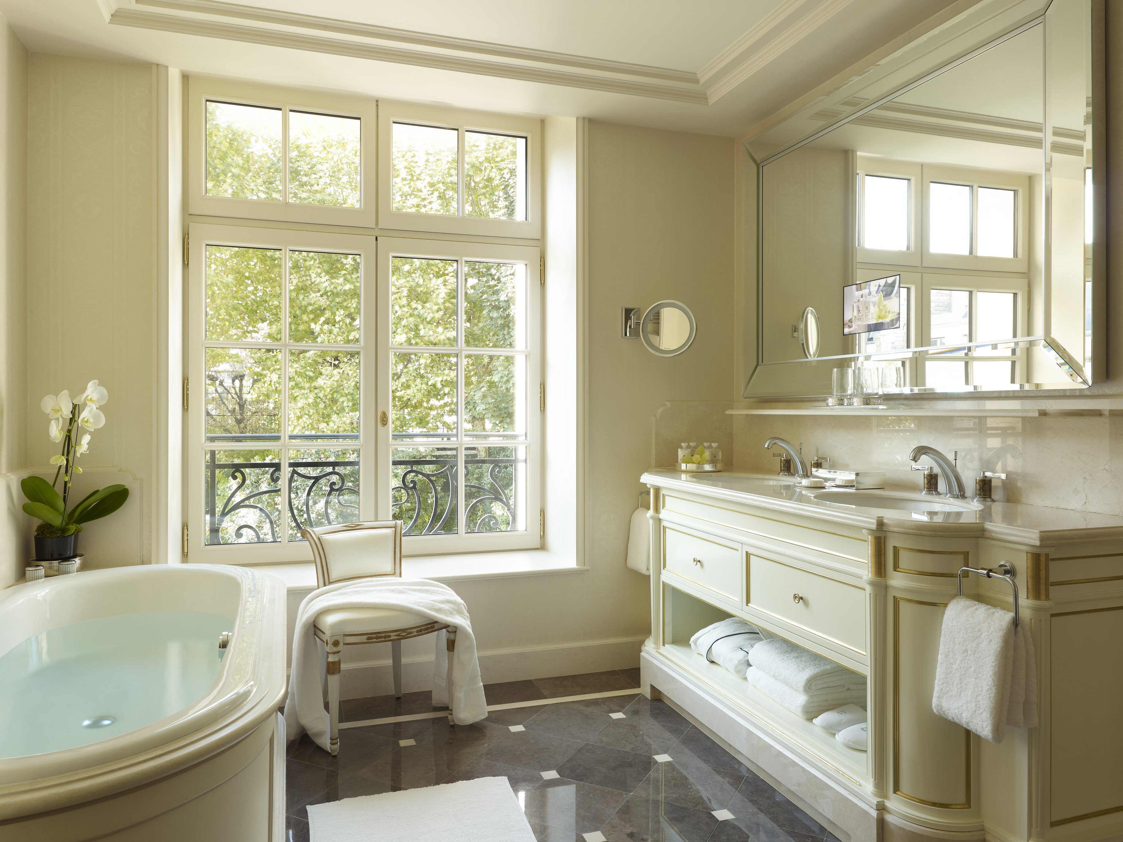 Ванна с большим окном. Шангри ла Париж. Ванная комната с окном. Небольшая ванная с окном. Уютная ванная комната.