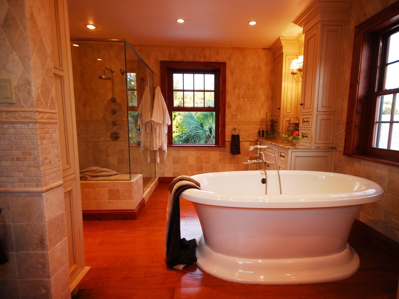 Ванная комната шире ванны. Ванная комната. Шикарная ванная комната. Красивые Ванные комнаты. Большая ванная комната в частном доме.